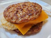 Fast and easy keto breakfast sandwich make a perfect meal plan idea #ketobreakfast #ketobreakfastidea #ketosandwich #ketobreakfastrecipe #remakemyplate