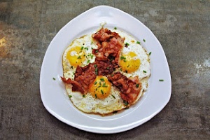 Fried eggs with bacon 200