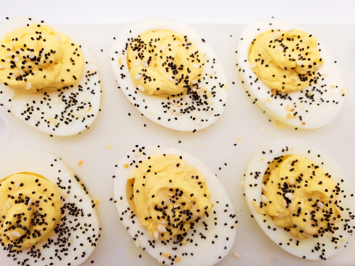 keto deviled eggs topped with everything bagel seasoning mix