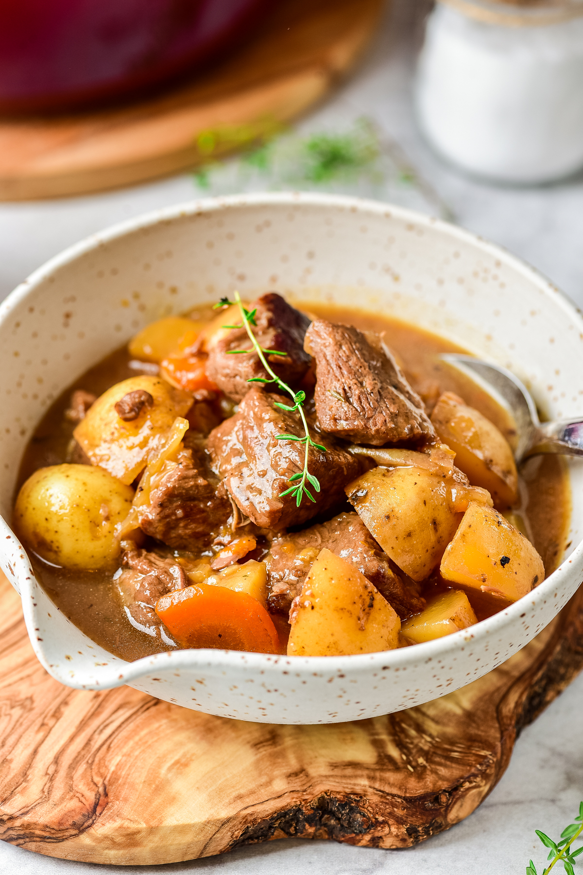 thyme, garlic cloves, bay leaf in beef stew with fresh vegetables