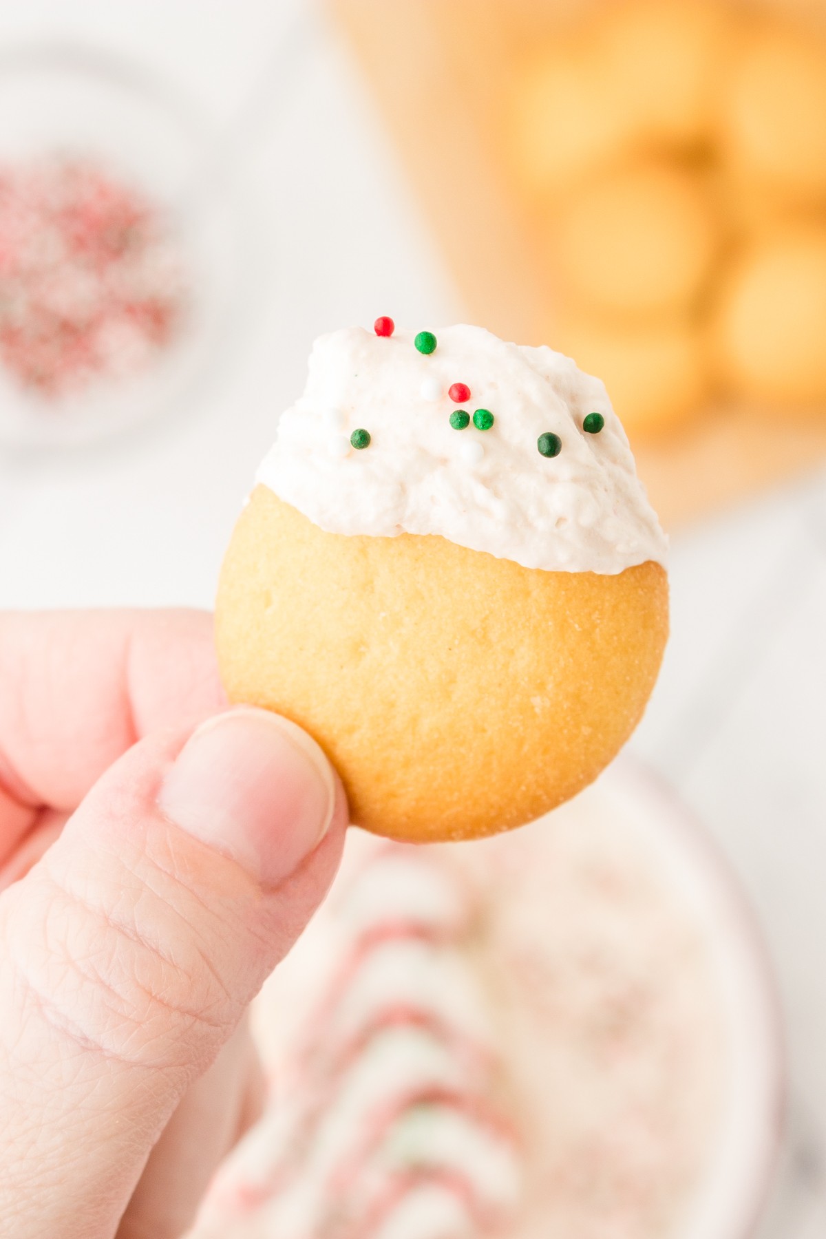 vanilla wafer topped with christmas tree dip
