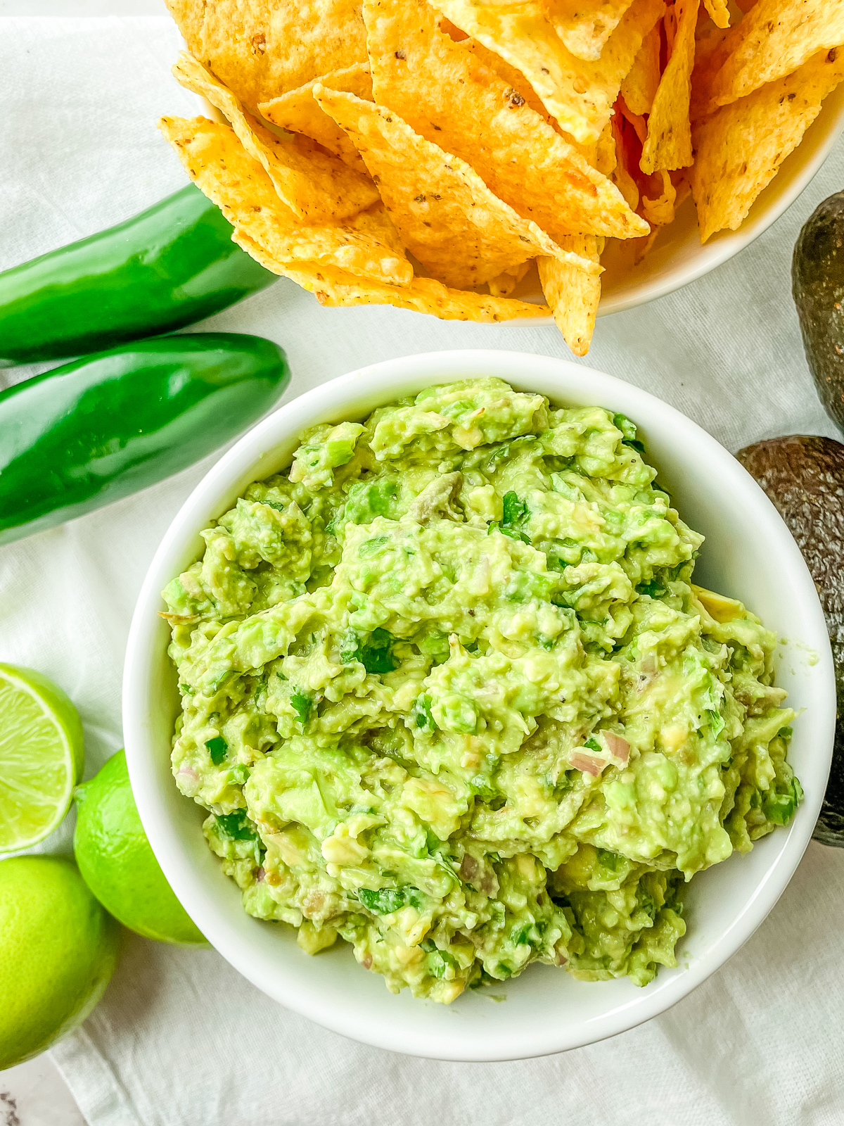 authentic guacamole recipe without tomatoes in a bowl 